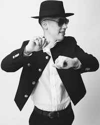Lee más sobre el artículo Artista chileno se viraliza en redes sociales por lucir como Michael Jackson en concierto