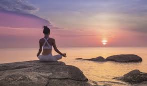 Lee más sobre el artículo Un mantra contra el paso del tiempo: Estudio respalda dos beneficios de la meditación a largo plazo