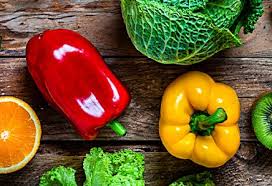 Lee más sobre el artículo Ni en el refrigerador ni en el mesón de cocina: Así debes conservar el pimentón para que dure más tiempo